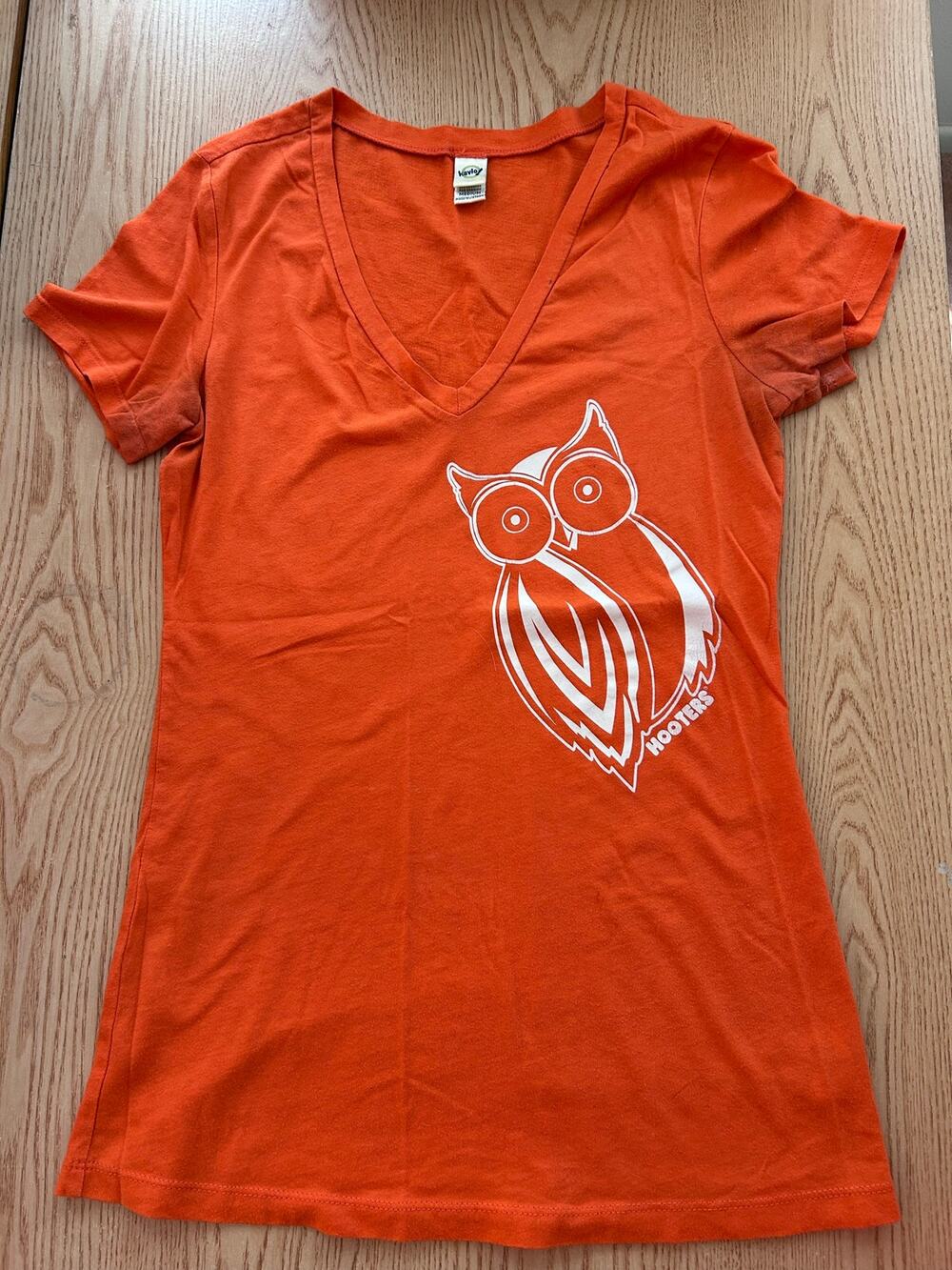 b20 Women's Hooters Girl Worn V-neck T-Shirt Lightweight Cotton Poly size Medium
